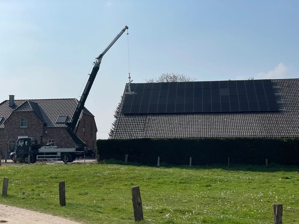 Fachgerechte Photovoltaik Montage mit Kran im Zentrum von Celle durch Elektrotechnik Oldau