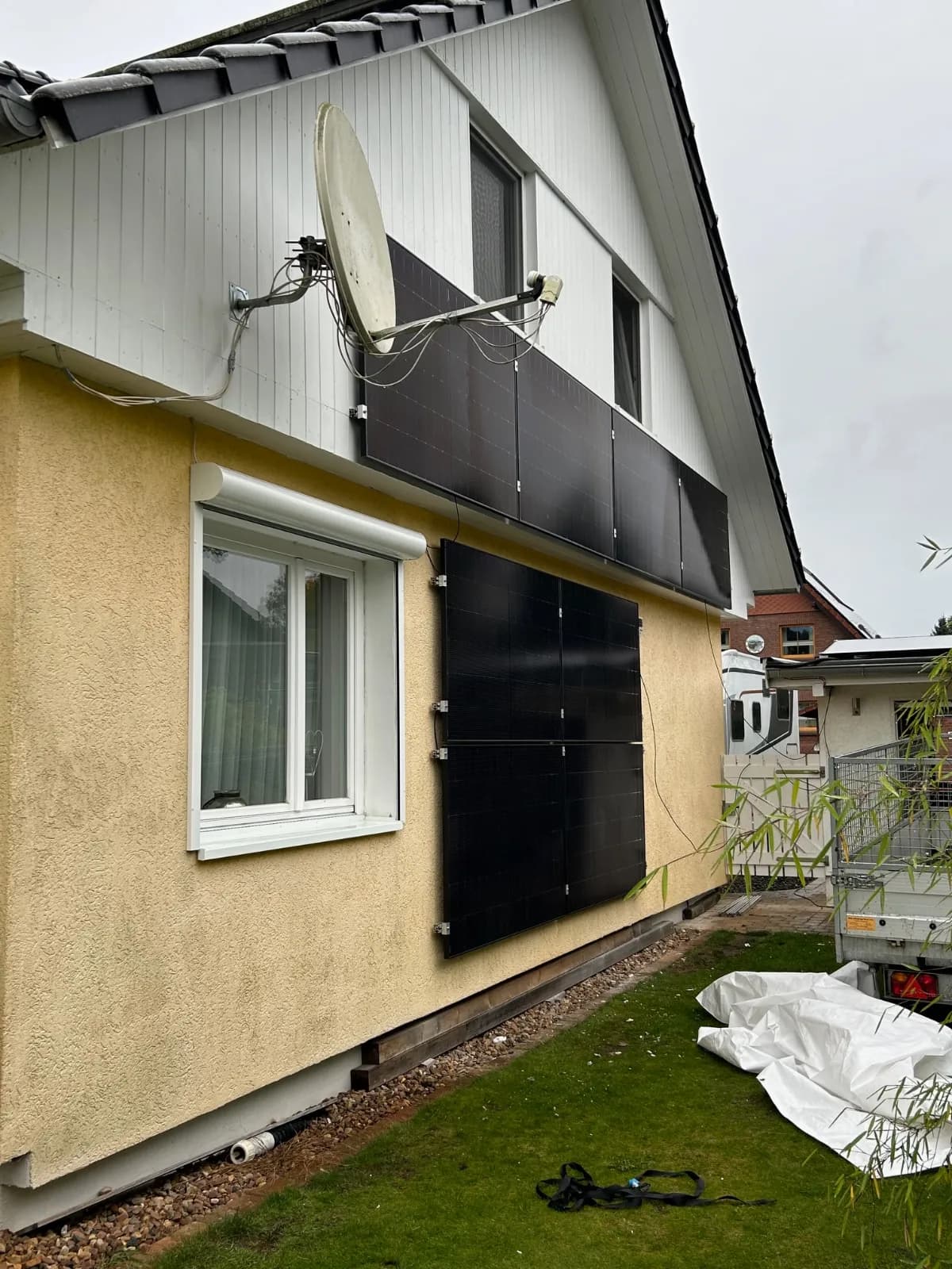 Aufgeständerte Photovoltaikanlage auf dem Flachdach eines Gewerbebetriebs zur Eigenstromnutzung in Winsen