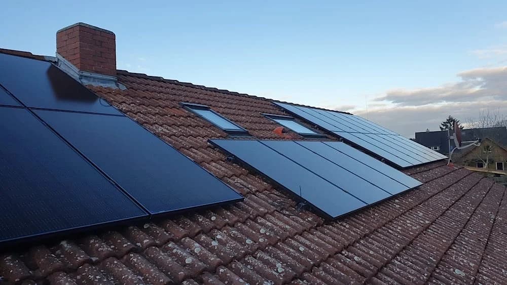 Kompakte und effiziente Photovoltaikanlage auf einem privaten Wohnhaus in Wietze