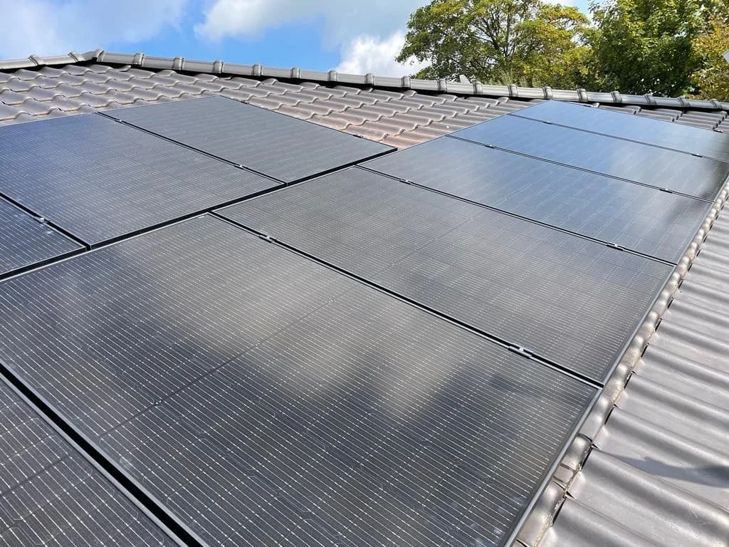 Moderne Solaranlage bündig auf einem Satteldach in Hambühren installiert