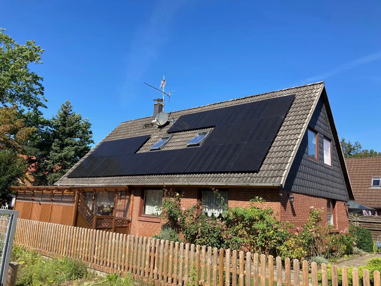 Platzsparende und moderne Installation eines Wechselrichters für PV-Strom im Keller eines Wohnhauses in Celle